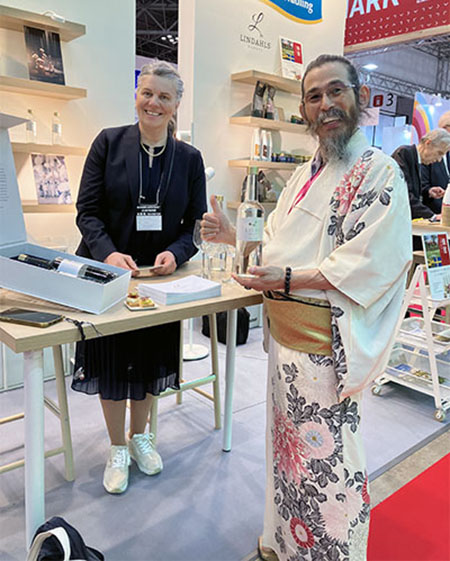 Japan iklädd kimono besöker mässmonter i Tokyo